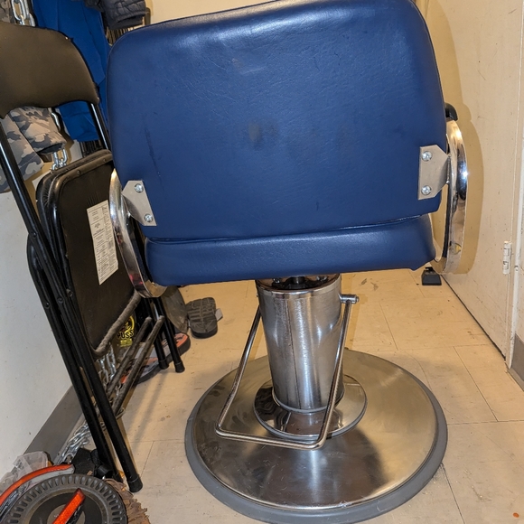 A navy blue salon chair with a hydronic pump - Picture 5 of 6